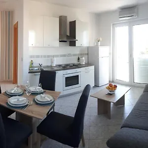 Apartman Dana, Zára